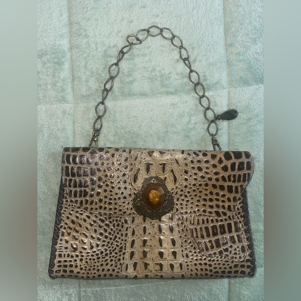 Elegant Crocodile Patterned Tan Handbag - Picture 2 of 11